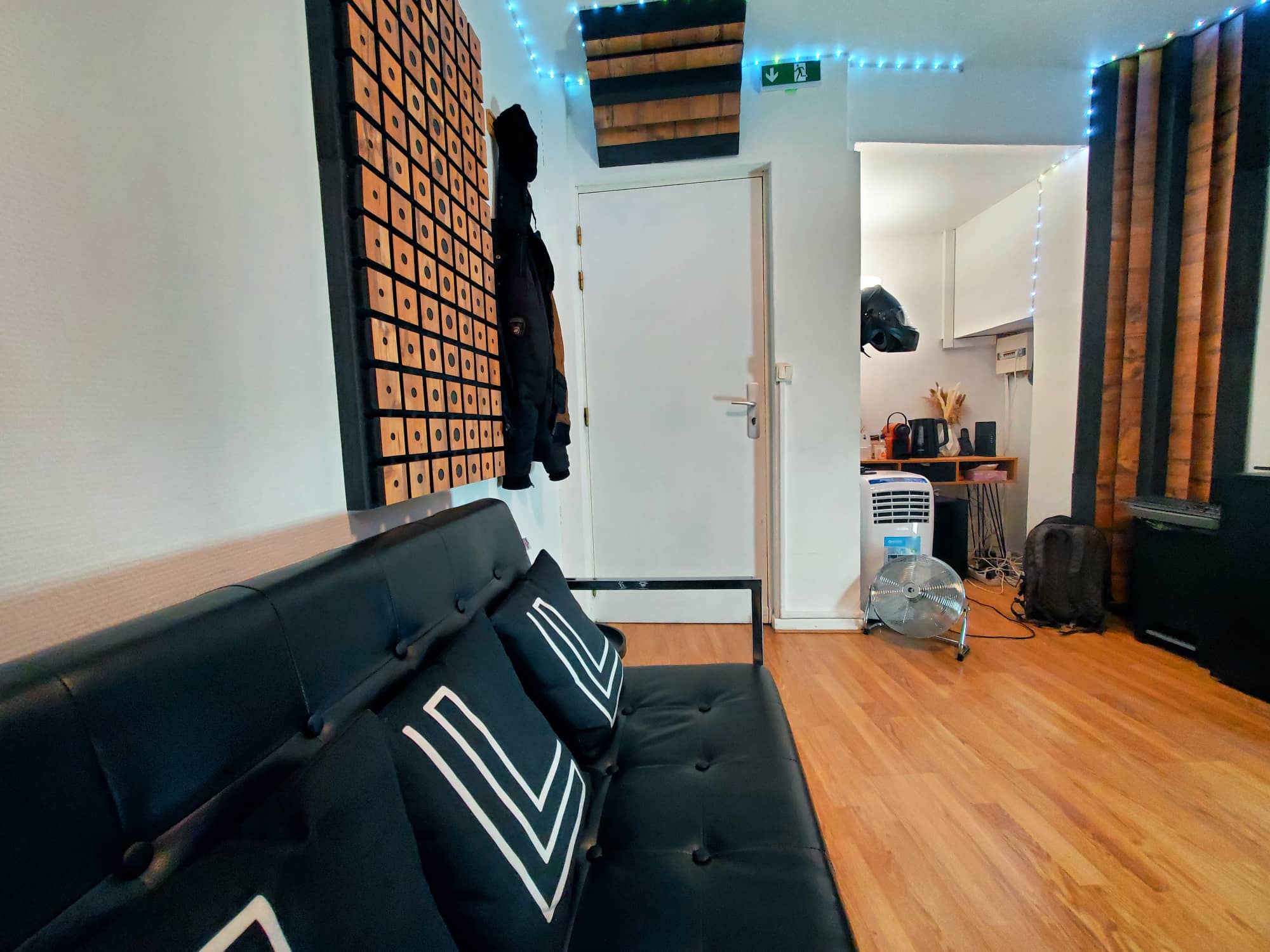 À la console, LEMG Studio, Paris 19e