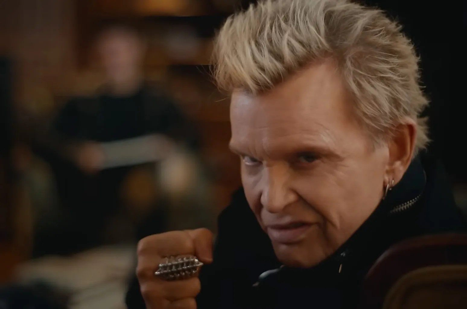 tournée - Billy Idol annonce une tournée avec l'aide de Matt Rife dans une vidéo hilarante: regardez