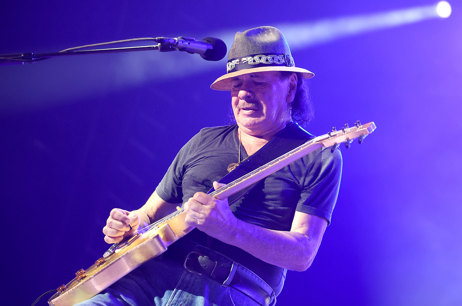 Santana - Carlos Santana reporte des spectacles de résidence à Las Vegas en raison d'un doigt cassé