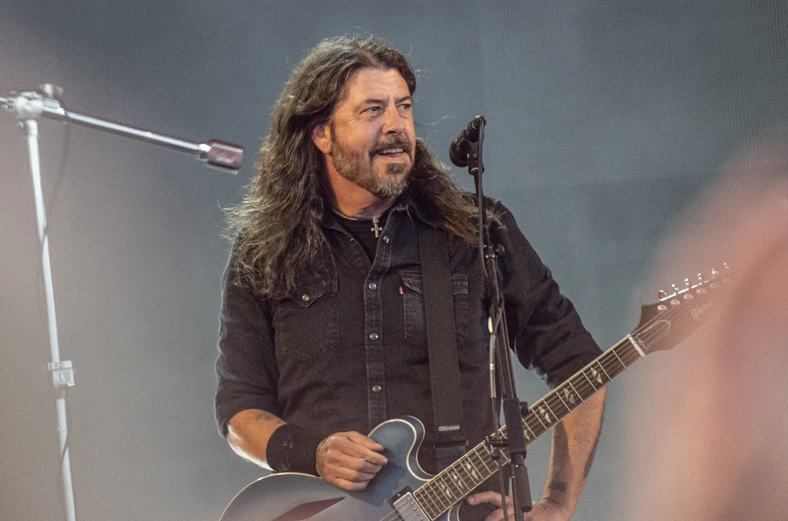 Los - Dave Grohl aide à servir des repas aux victimes des incendies de Los Angeles pour son 56ème anniversaire