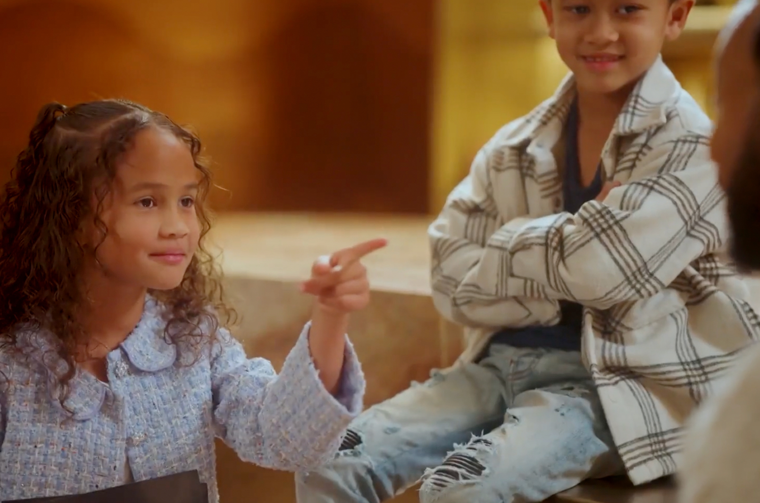 John - Découvrez si John Legend connaît bien les "choses préférées" de Luna et Miles ! Regardez ses enfants le questionner dans le jeu de la famille Billboard.