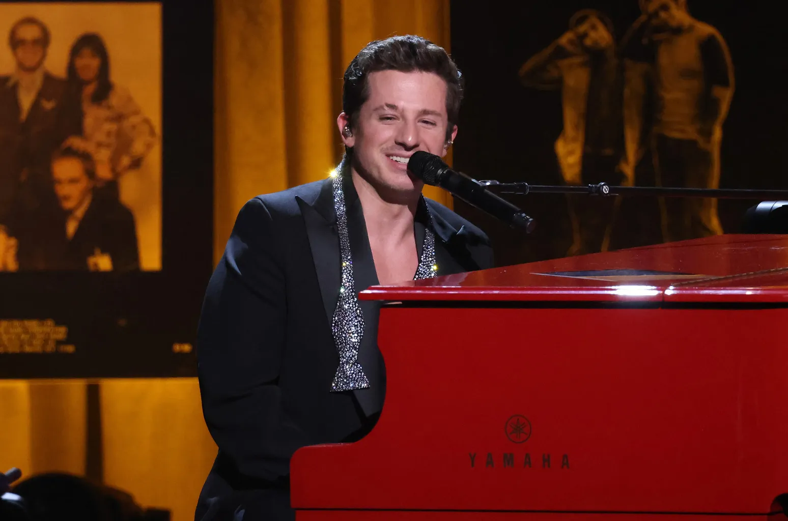 Charlie - Charlie Puth joue le nostalgique 'See You Again' sur le piano avant l'interdiction de TikTok