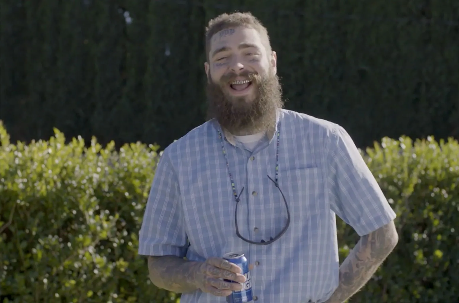 Super - Post Malone évoque le tournage de la pub Bud Light au Super Bowl avec les 'Dudes' Shane Gillis & Peyton Manning