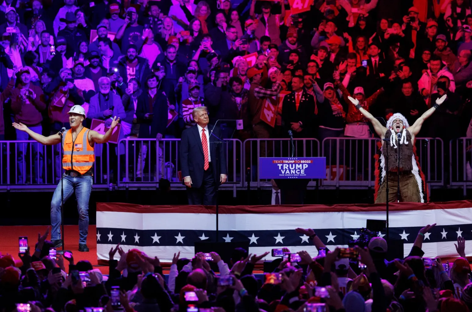 Trump - Donald Trump danse sur "YMCA" du groupe Village People lors d'un rassemblement pré-inaugural : à voir