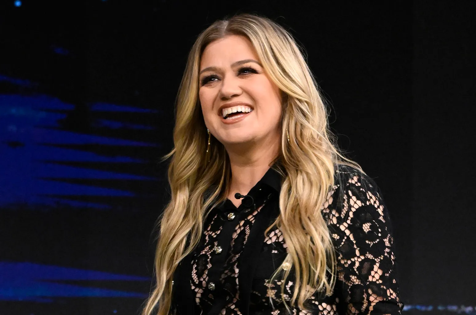 Billie - Kelly Clarkson brille avec sa reprise de 'birds of a feather' de Billie Eilish