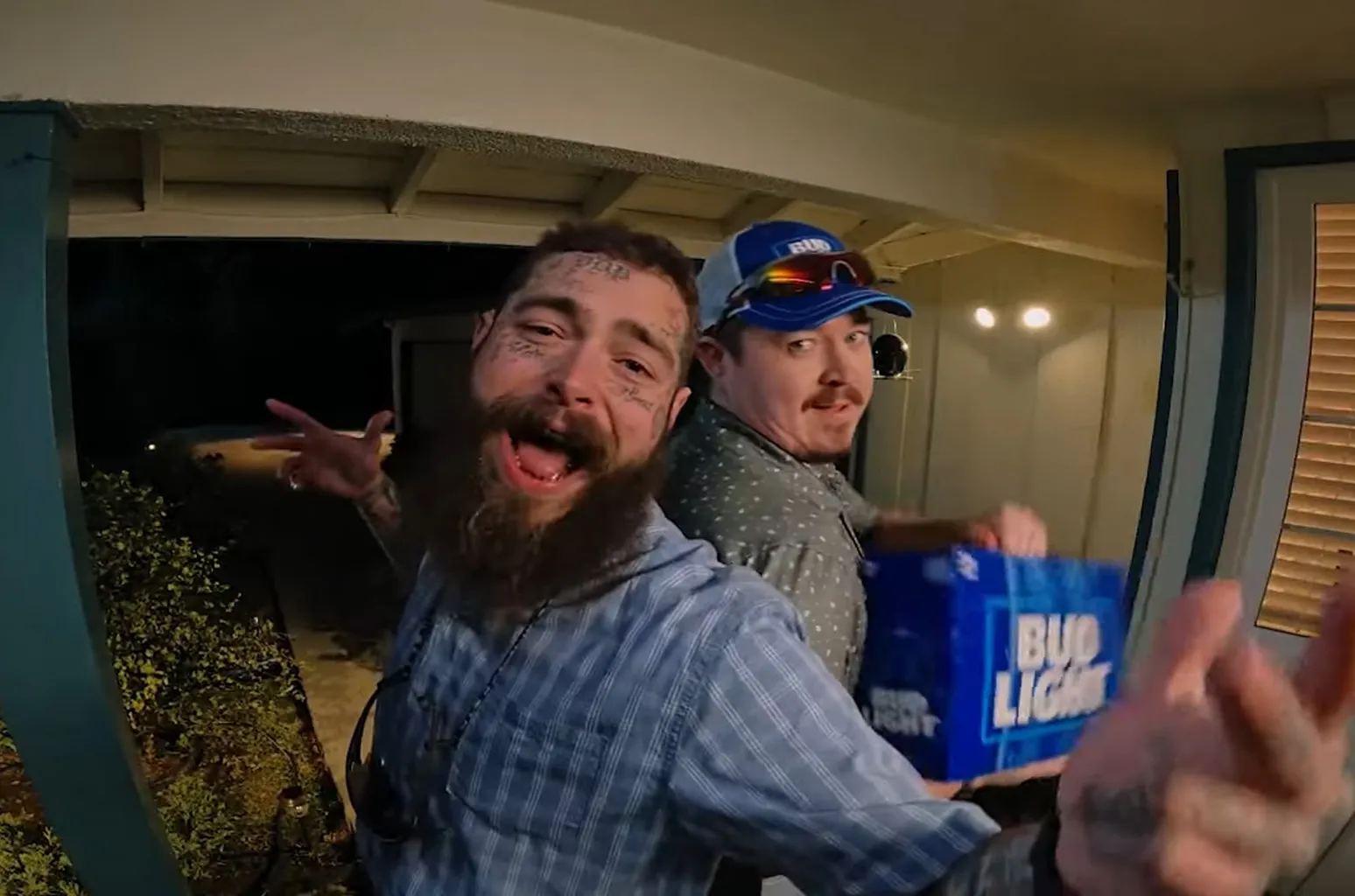 Maison - Post Malone et Shane Gillis Animent Votre Maison Avec un Aperçu de la Pub Bud Light Superbowl LIX 'Knock Knock'