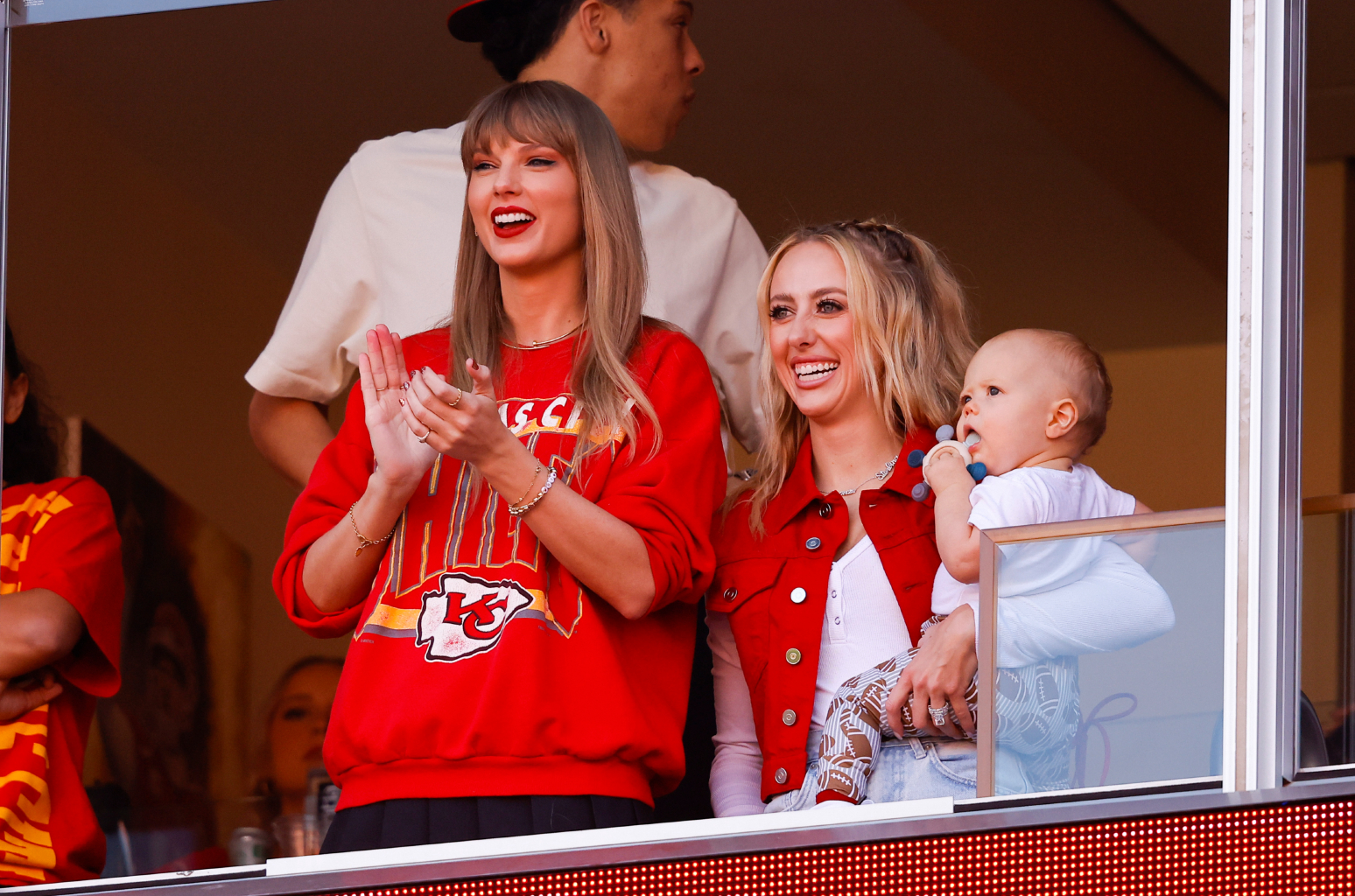 Taylor - Taylor Swift célèbre subtilement l'annonce de bébé de Patrick et Brittany Mahomes