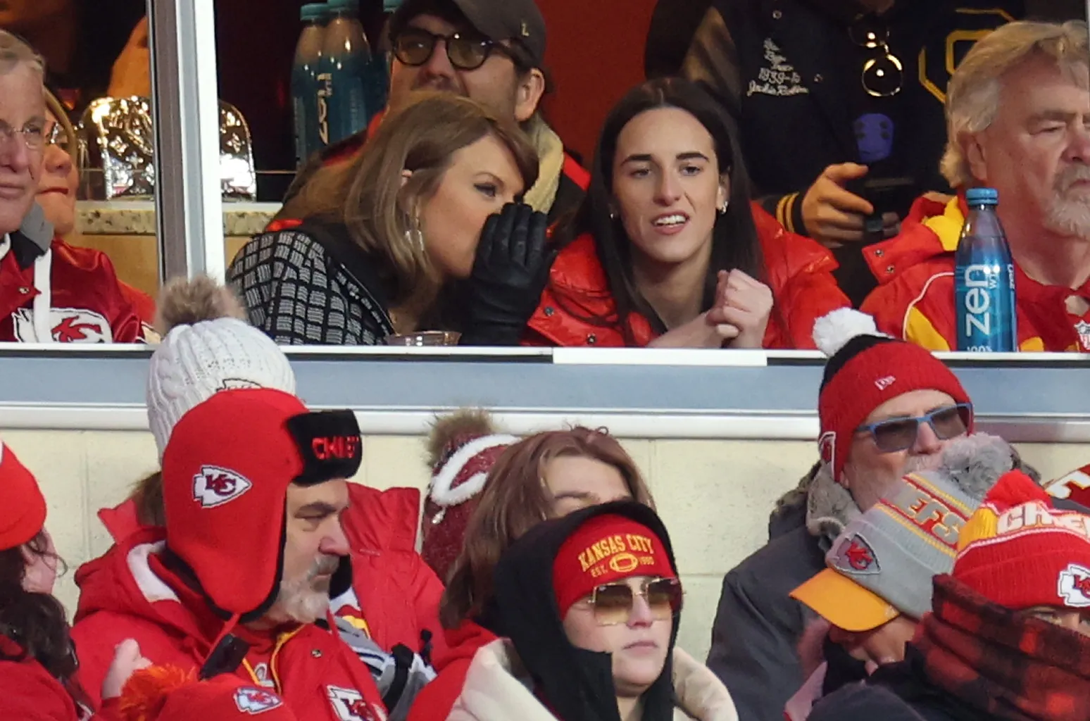 Taylor - Taylor Swift et Caitlin Clark s'échangent des accolades et des high fives lors du match des Chiefs