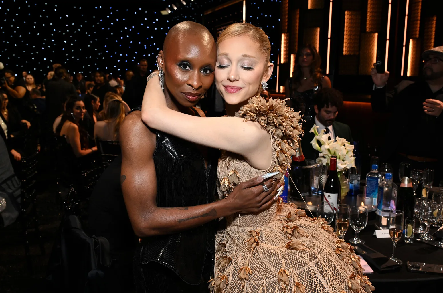 Ariana - Ariana Grande révèle que certains fans pensent qu'elle et Cynthia Erivo sont « secrètement mariées »