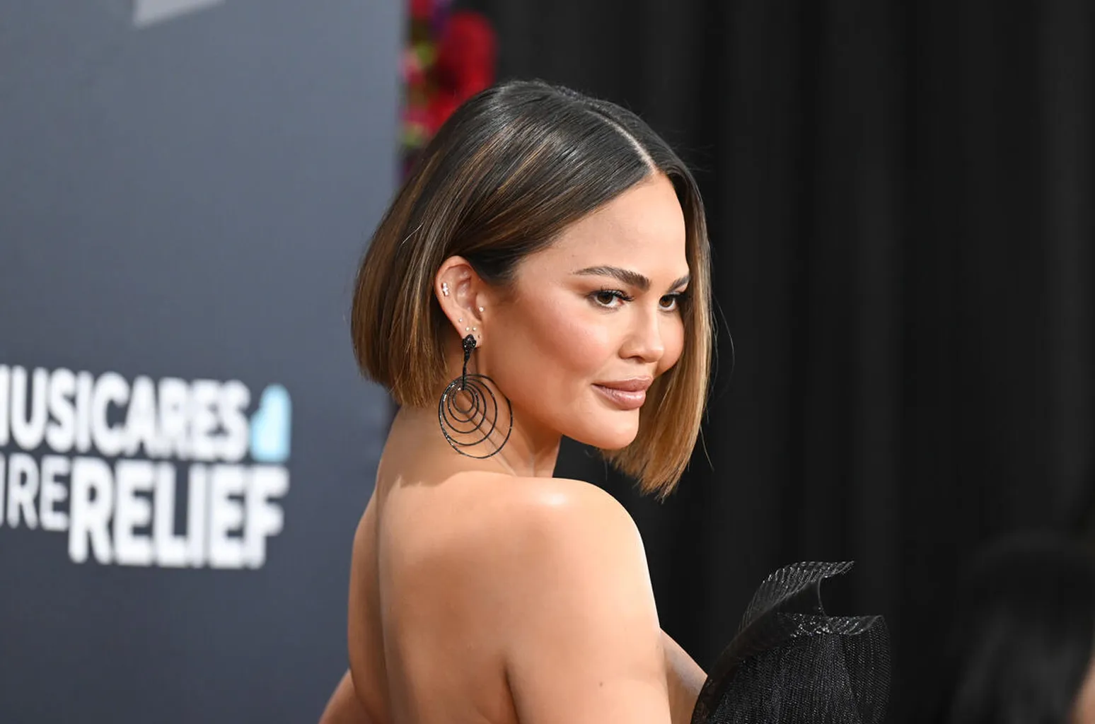 Gomez - Chrissy Teigen Qualifie la Réaction de la Maison Blanche au Post de Selena Gomez sur les Raids Migratoires de « comportement de perdant »