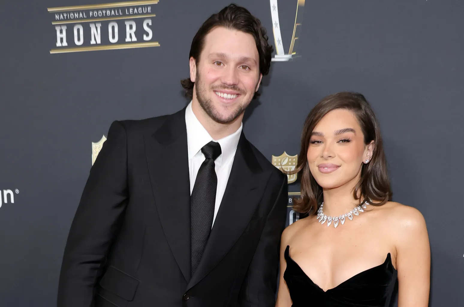 pique - Hailee Steinfeld lance une pique hilarante aux rivaux de l'AFC East de son fiancé Josh Allen