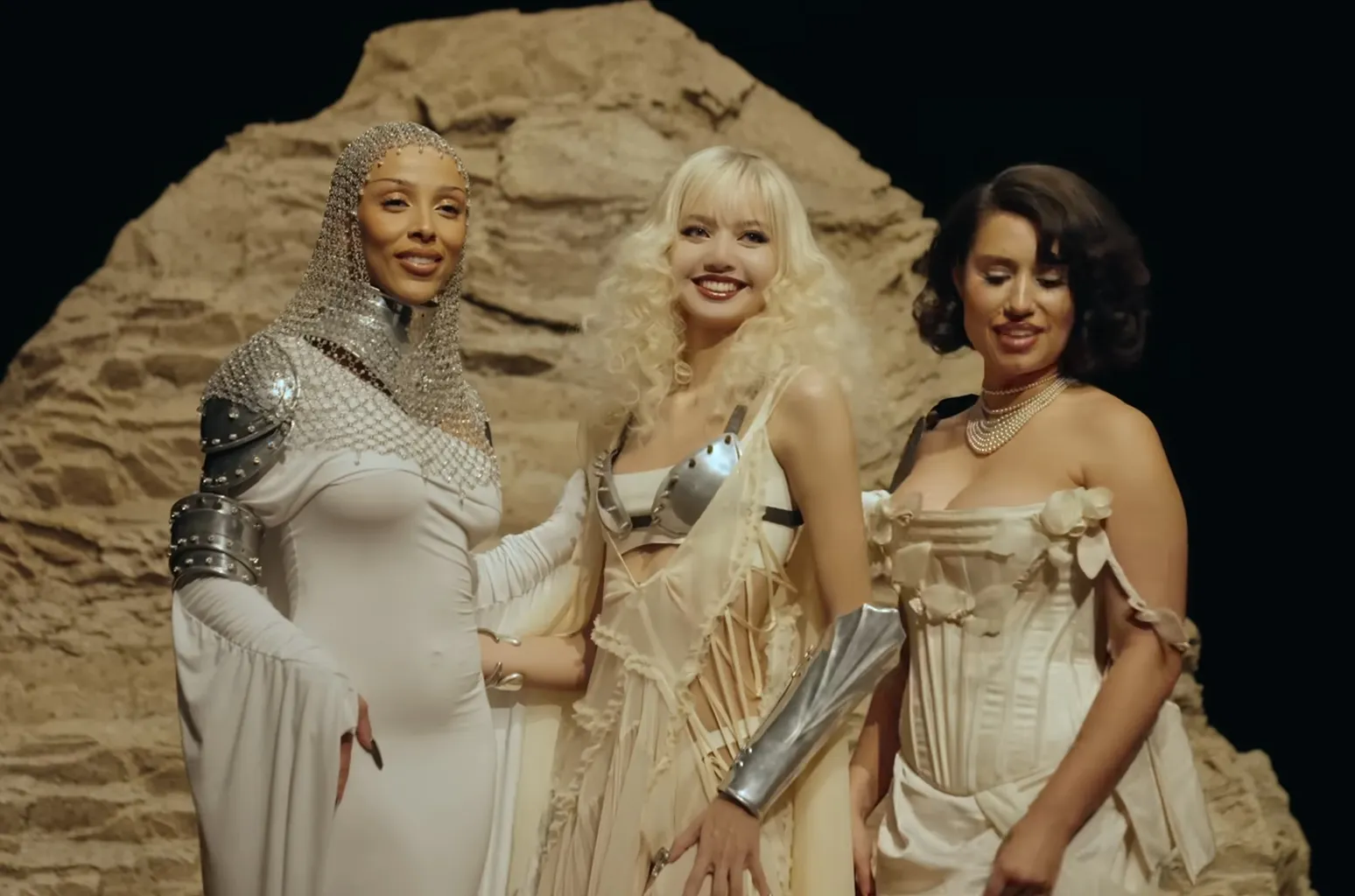 chanson - Découvrez Lisa, Raye et Doja Cat s'amuser sur le tournage du clip de la chanson « born Again »