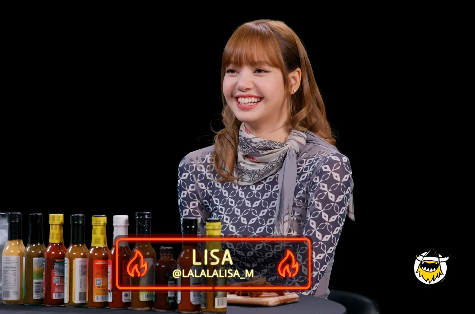 Lisa - Lisa surpasse sa camarade de Blackpink, RosÉ, en restant impassible dans ‘Hot Ones’ : ‘Je vais lui prouver le contraire’