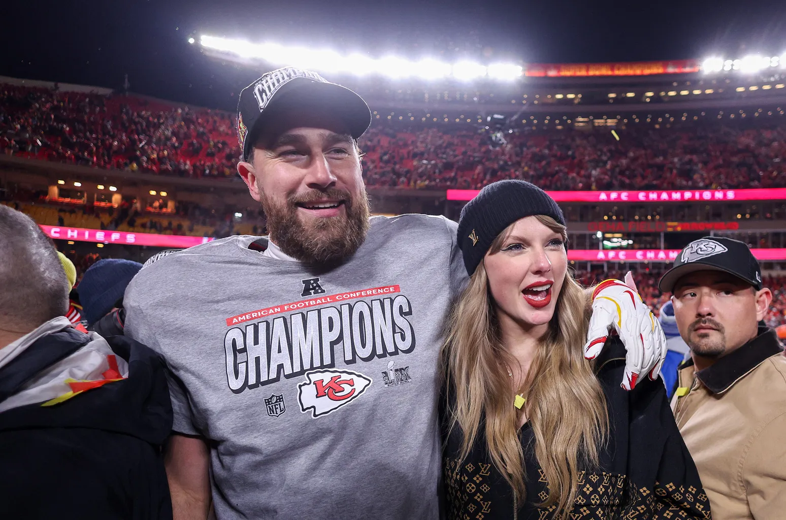 Travis - Voici la réaction de Travis Kelce à une question sur sa proposition à Taylor Swift lors du Super Bowl 2025.