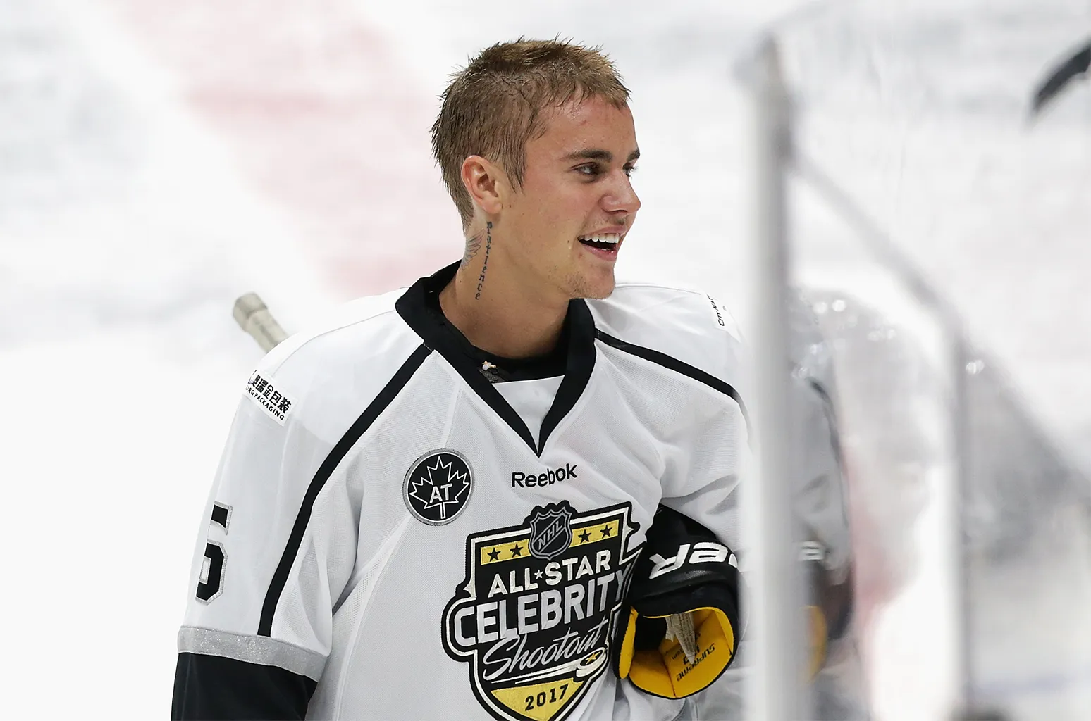 célébrités - Justin Bieber et Snoop Dogg parmi les célébrités participant à un match de hockey caritatif pour les victimes des incendies de forêt à L.A.