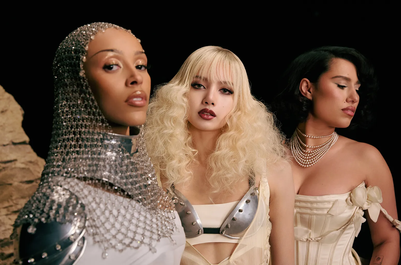 collaboration - Les fans choisissent la collaboration de Lisa avec Doja Cat et Raye sur "Born Again" comme leur nouveau morceau préféré de la semaine.