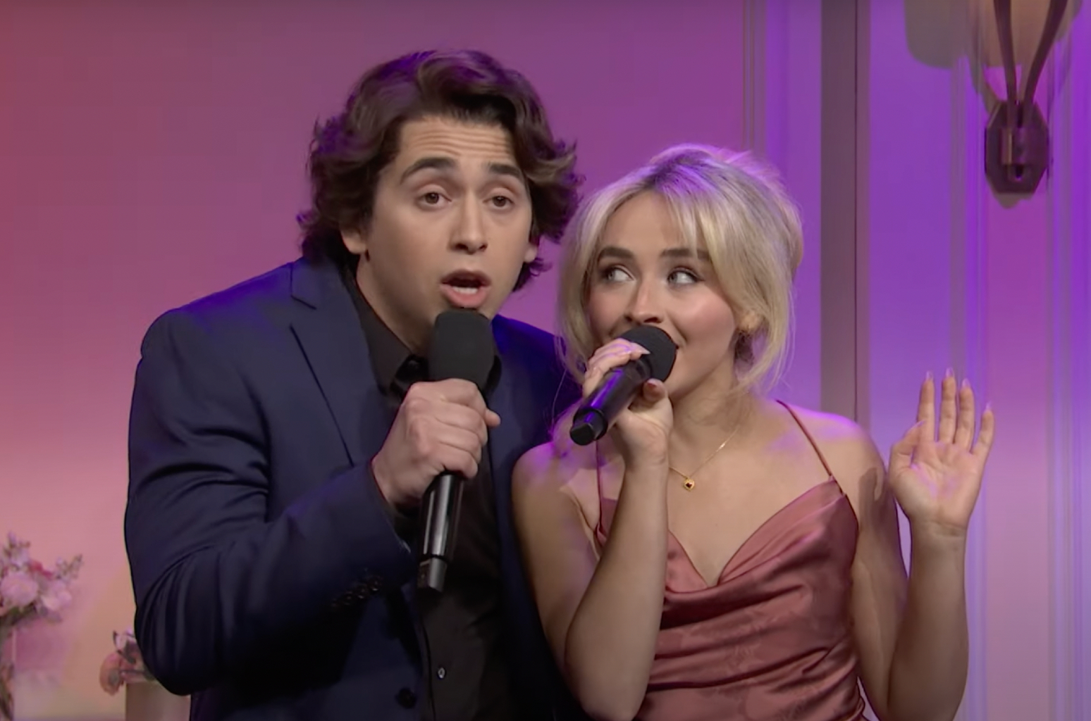 Sabrina - Sabrina Carpenter en guest star en tant qu'amie chantant mal, Bad Bunny fait une apparition dans le sketch ‘domingo’ de ‘snl50’