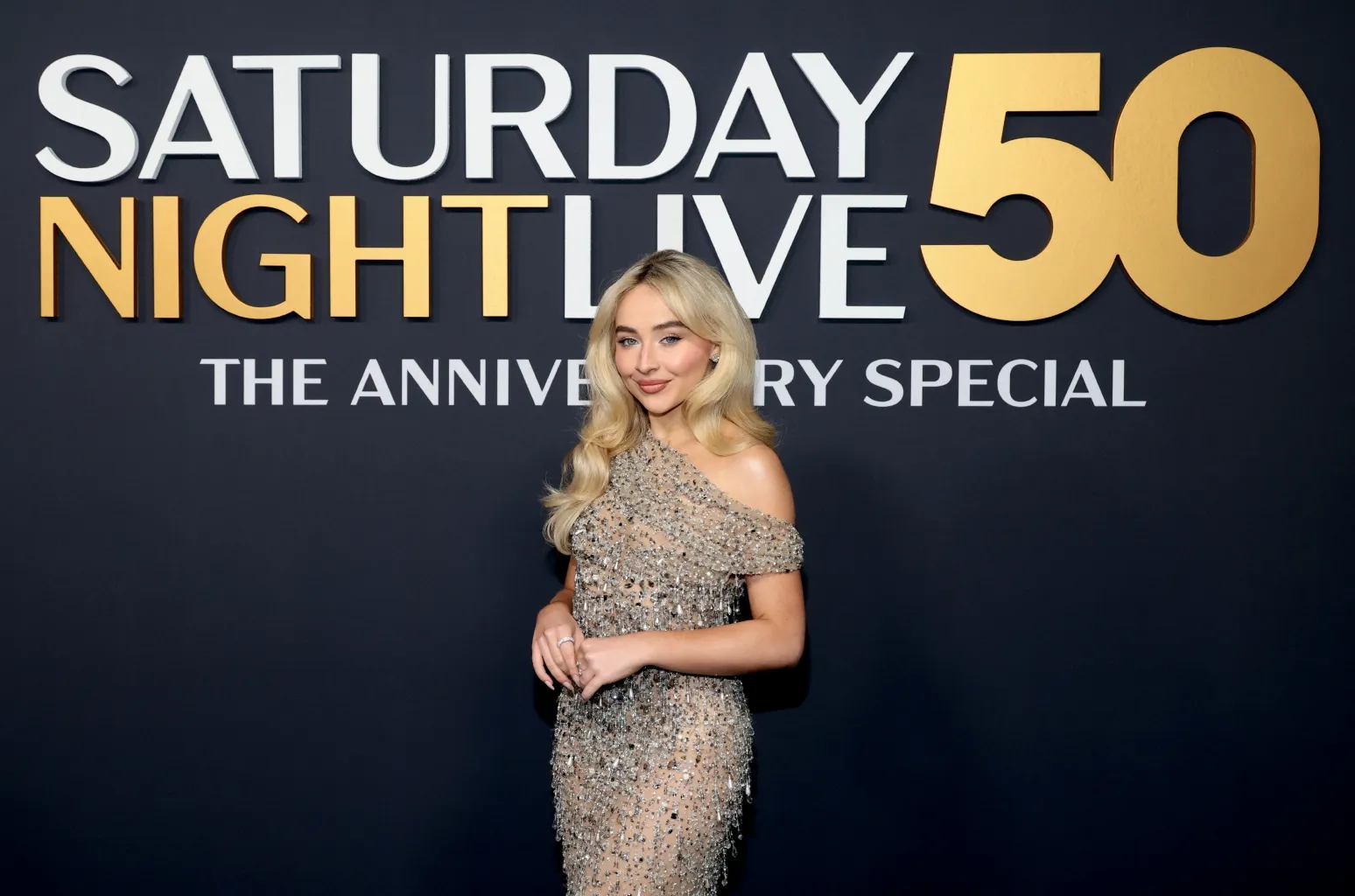 Sabrina - Sabrina Carpenter et Paul Simon ouvrent le spécial anniversaire de 'SNL 50' avec 'Homeward Bound'