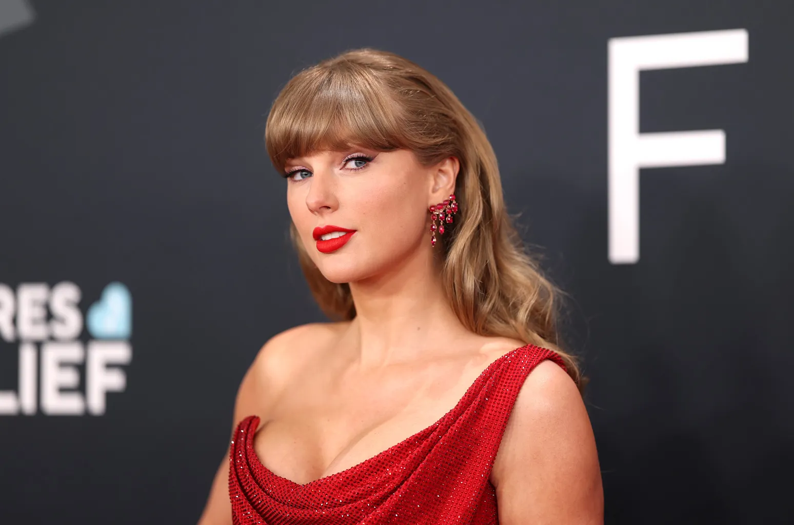 conseils - Taylor Swift donne des conseils personnalisés à des travailleurs lors d'une afterparty des Grammys dans une nouvelle vidéo révélée