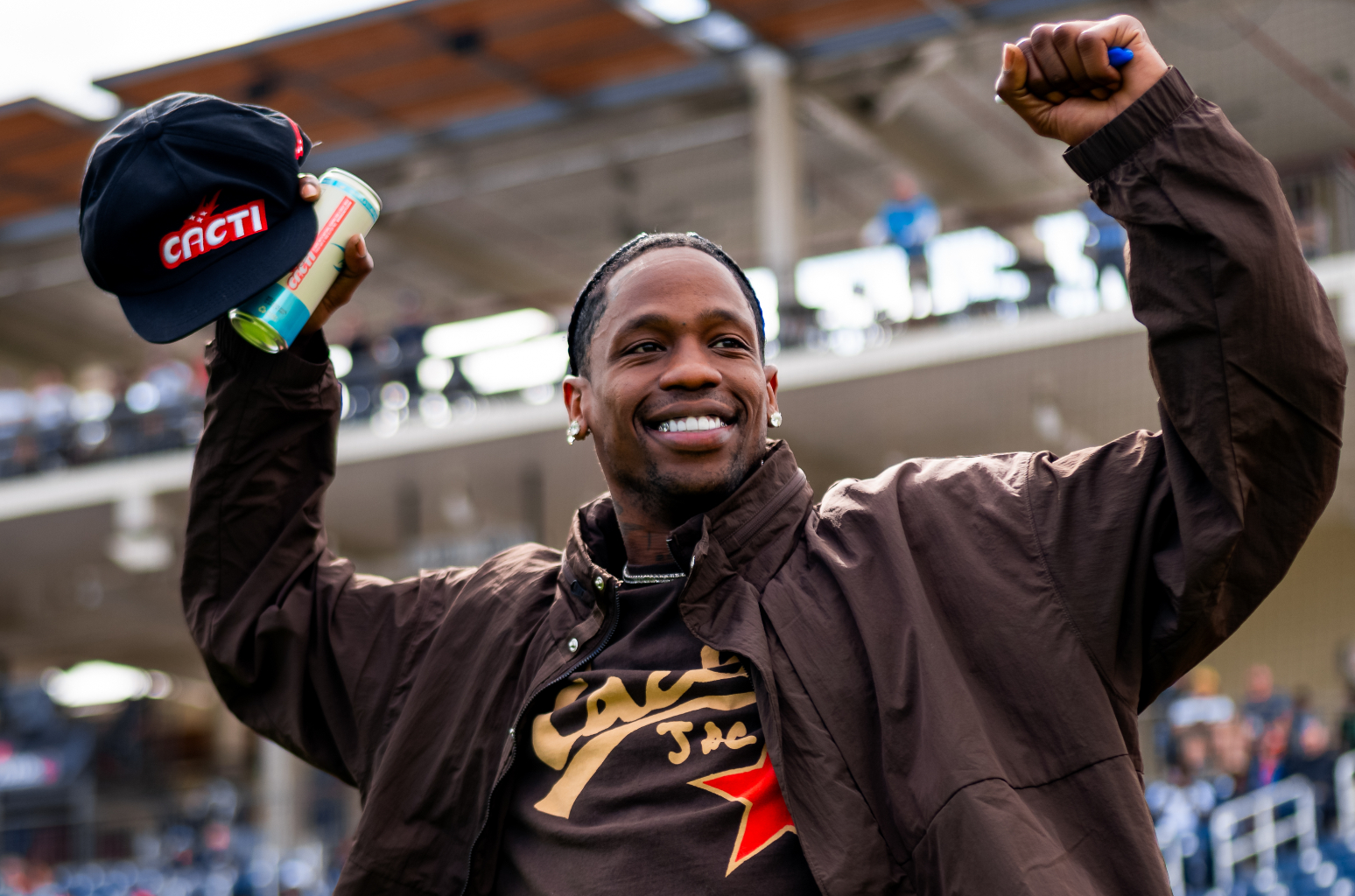 lancer - Travis Scott lance le premier lancer pour l'ouverture du camp d'entraînement des Houston Astros et reçoit sa propre figurine bobblehead