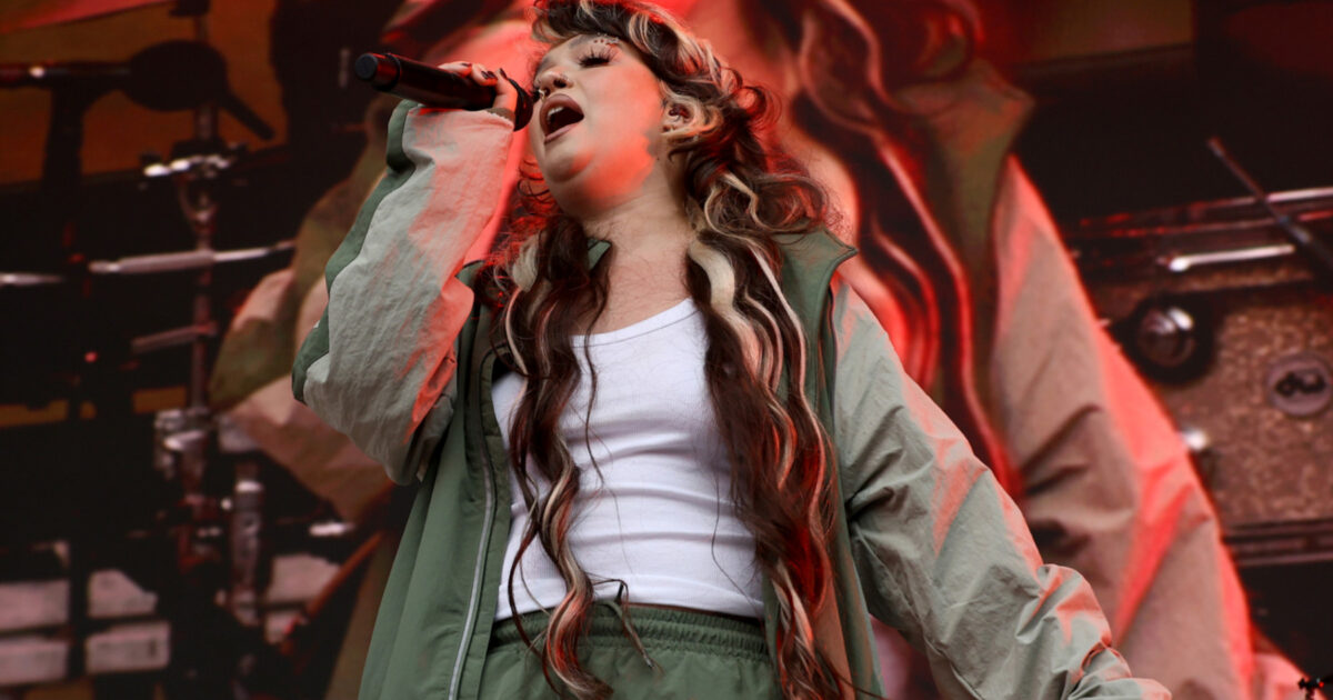 festival - Lola Young se retire du festival All Things Go à D.C. après s'être effondrée sur scène lors de son concert à New York.