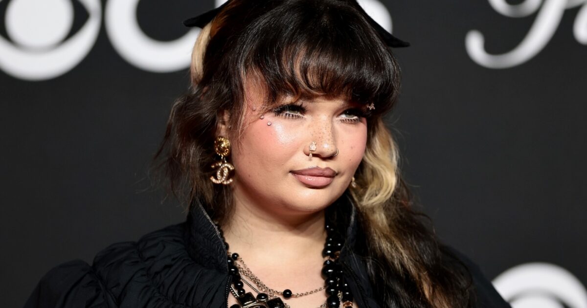 Annonce - Lola Young Annonce Qu'elle 's'absente Pour Un Moment' Afin de 'travailler Sur Moi' Après Un Effondrement Sur Scène