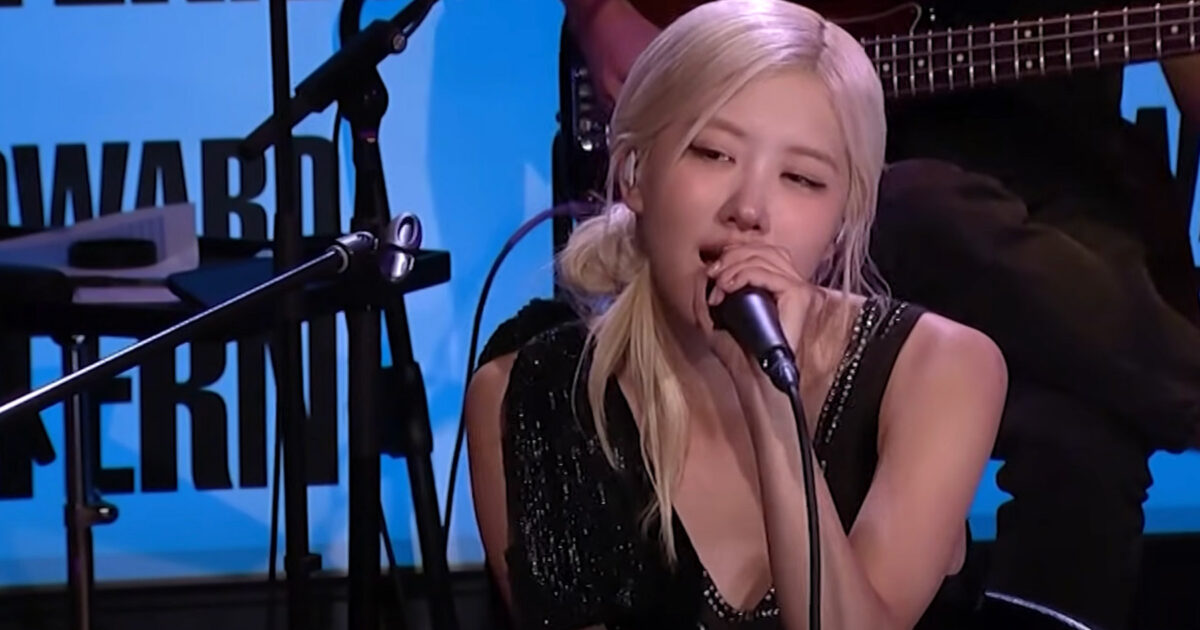 RosÉ - Découvrez RosÉ démontrer son talent musical en reprenant Lana Del Rey et Paul Simon sur 'Howard Stern'