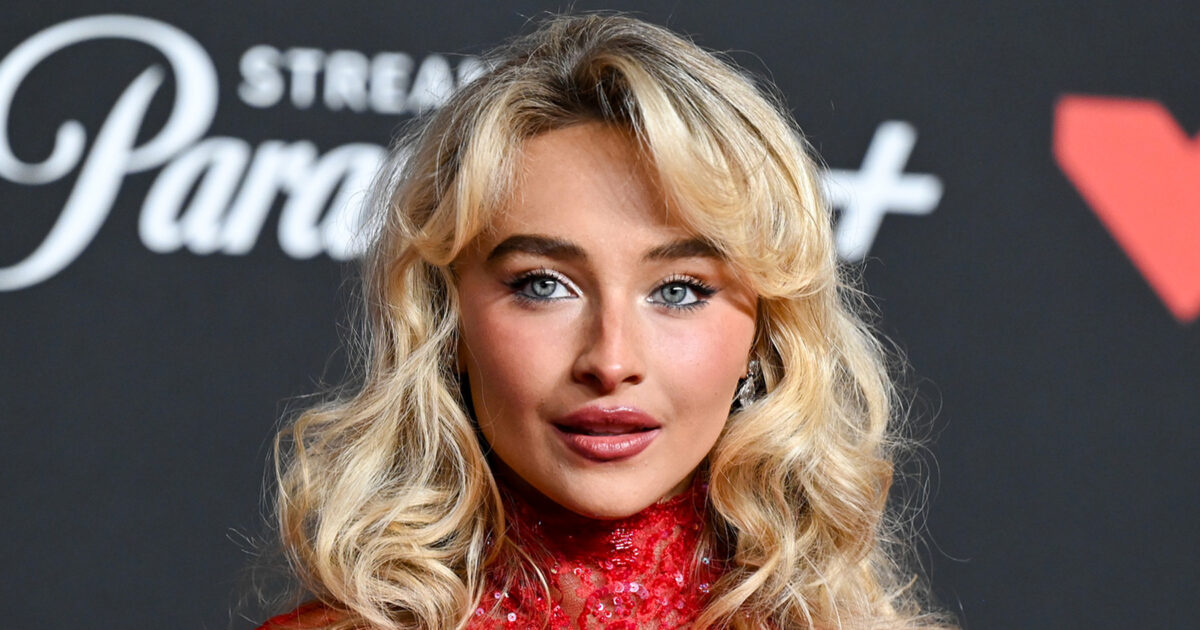 Sabrina - Sabrina Carpenter plaisante que « Saturday Night Live » va « regretter » de l'avoir invitée à animer