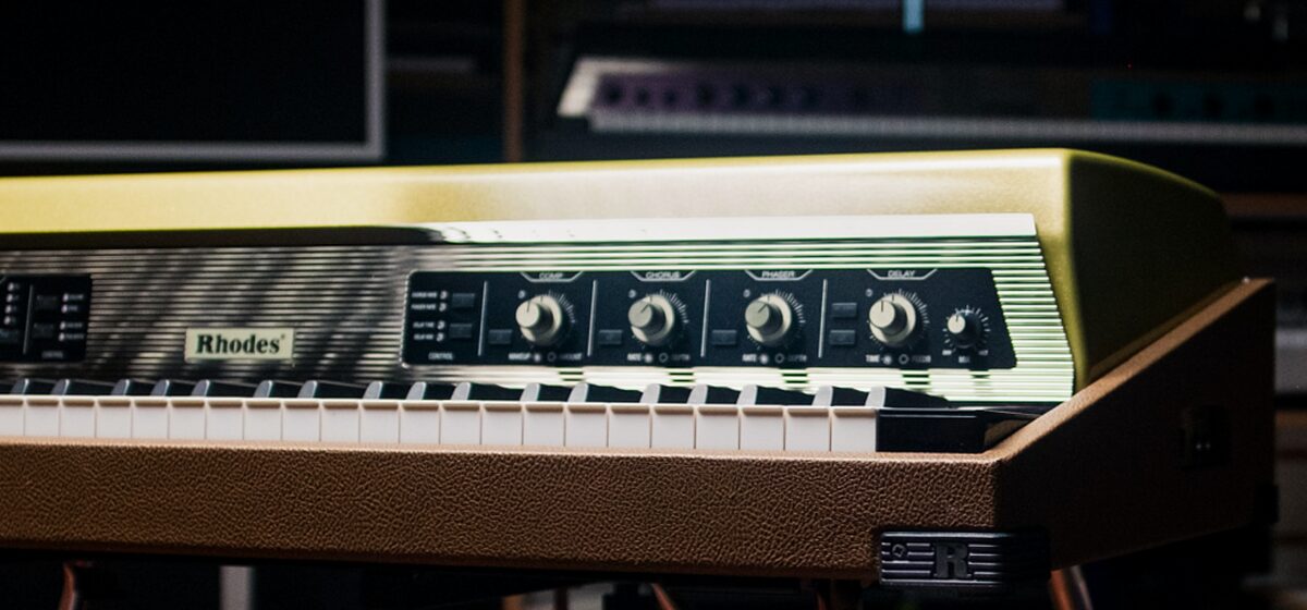 Doors - Rhodes Rends Hommage Aux Doors Avec Le Mk8 Custom Shop Golden Brown