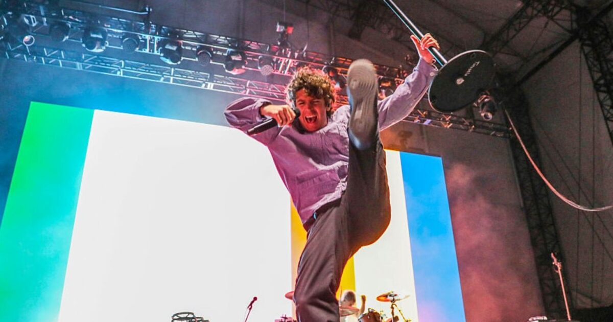 plongeon - Le spectacle de Turnstile devient viral après le plongeon d'un fan sur scène