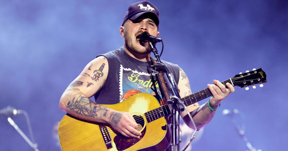 revival - Dhs provoque Zach Bryan en utilisant sa chanson dans une vidéo glorifiant la glace : « Nous avons une revival toute la nuit »