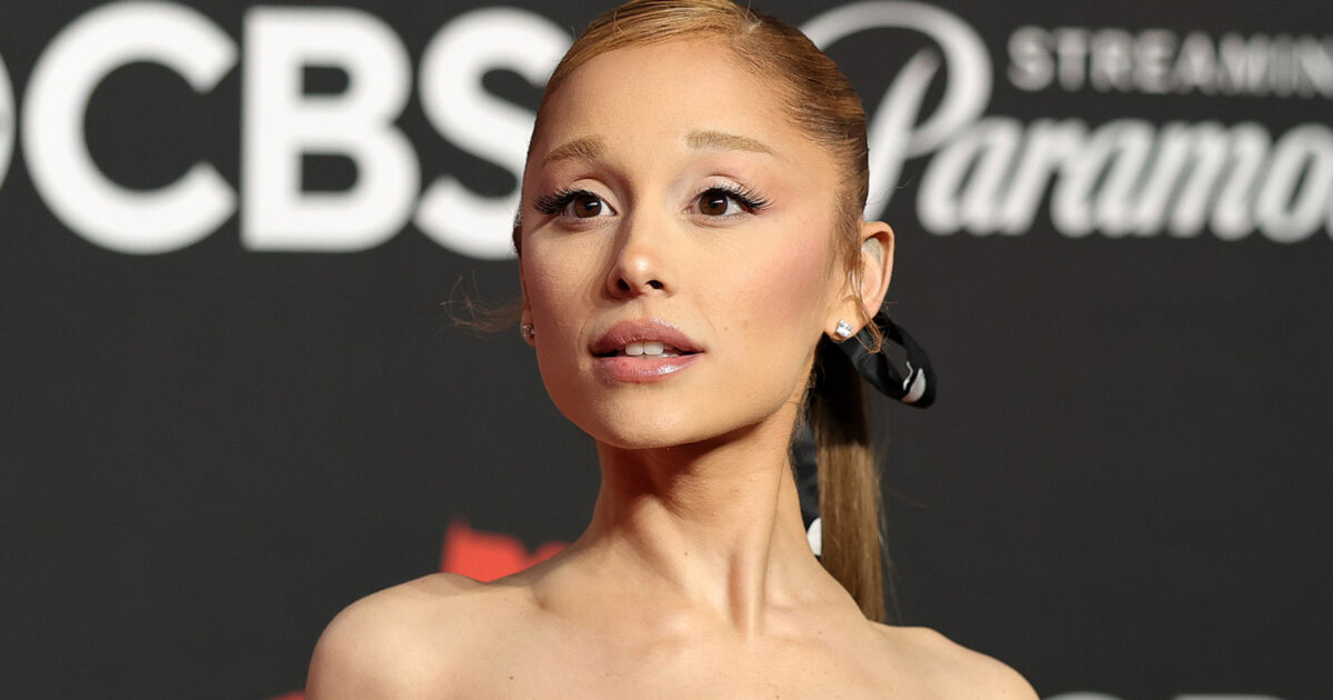 Ariana - Adieu, Glinda : Découvrez la transformation brune d'Ariana Grande 3 ans après son passage au blond pour 'Wicked'