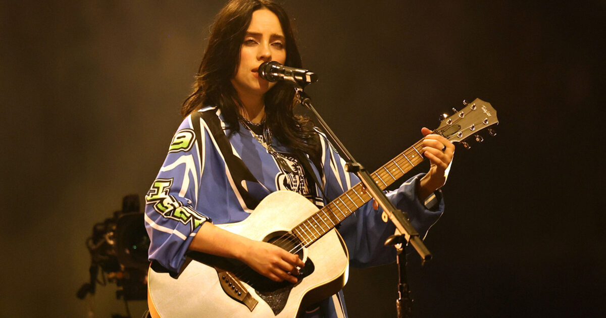 Concert - Billie Eilish Aggressivement Attrapée et Poussée Par un Spectateur Lors de Son Concert à Miami