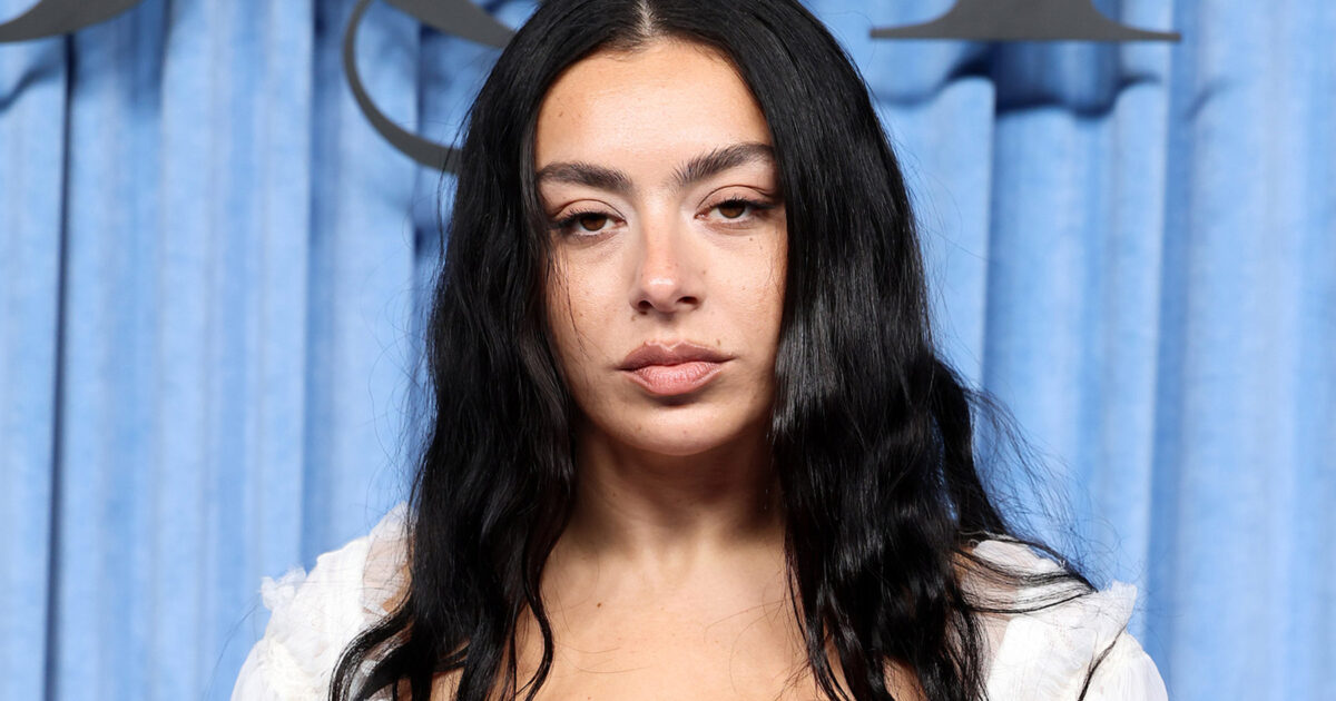 Botox - Charli XCX révèle pourquoi elle a arrêté de faire des injections de Botox et affirme qu'elle 'probablement' se fera un lifting facial