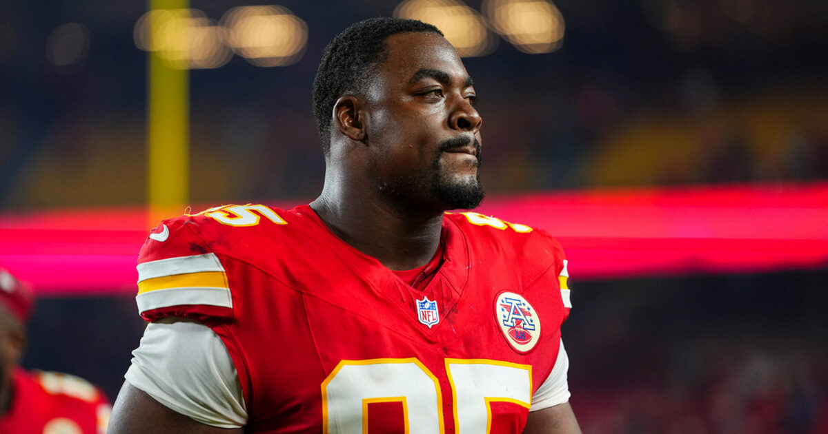 Chris - Chris Jones s'amuse en écoutant 'fate Of Ophelia' lors de la conférence de presse des Chiefs, avec l'approbation de Taylor Swift