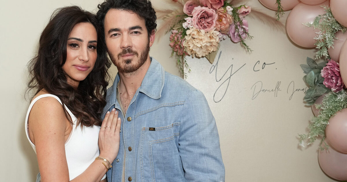 maladie - La femme de Kevin Jonas, Danielle, dévoile sa lutte « traumatisante » contre la maladie de Lyme et la perte de cheveux : « Je voulais juste me sentir comme moi-même »