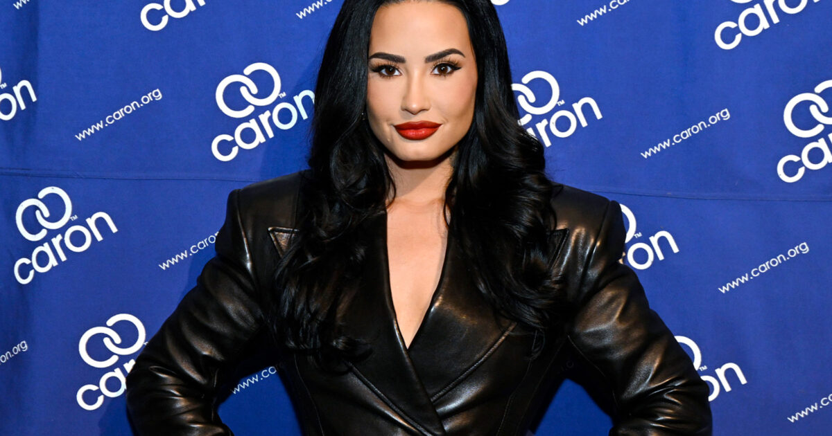 Demi - Demi Lovato Libère Enfin Poot Du Sous-Sol Pour Une Recréation Hilarante D'Un Mème Iconique À Halloween