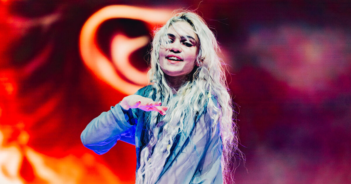 tatouage - Grimes dévoile un nouveau tatouage facial que « littéralement personne n’a remarqué » depuis des mois, « pas même mes parents »