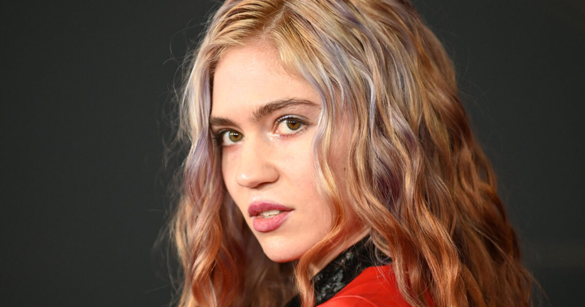 Gomez - Grimes défend Selena Gomez, qualifiée de « belle », face à du « harcèlement de niveau lycée » en ligne : « C'est troublant »