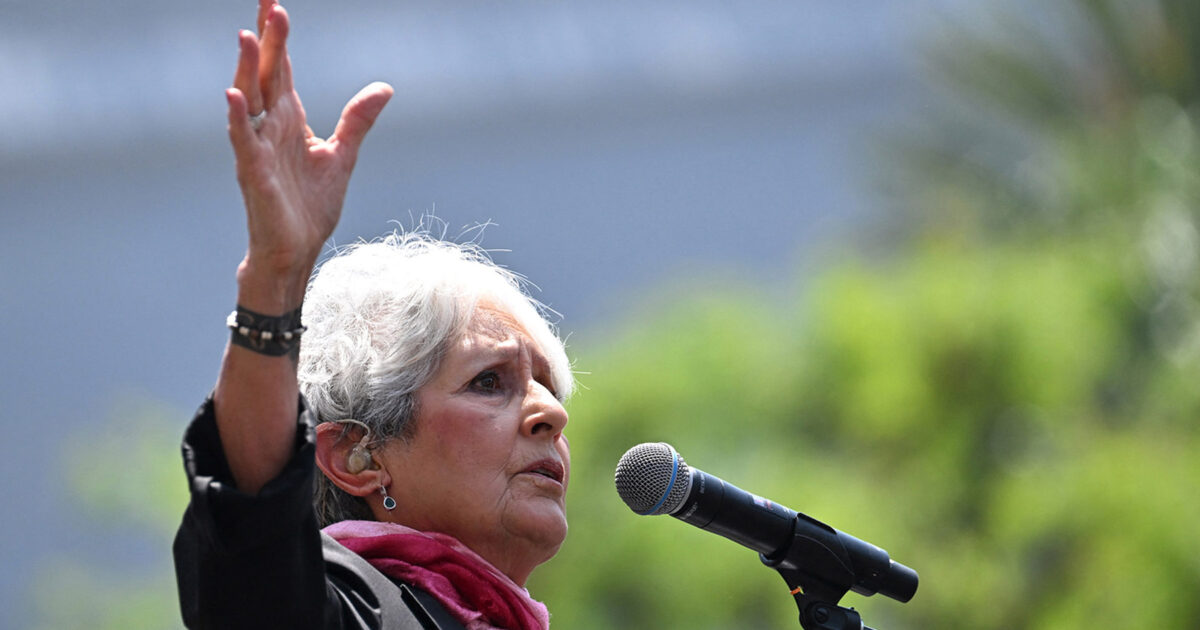 Cerveau - Joan Baez Suggère Qu'un 'Petit Ver Vert' A Mangé Le Cerveau De Donald Trump Dans Un Nouveau Poème Cinglant