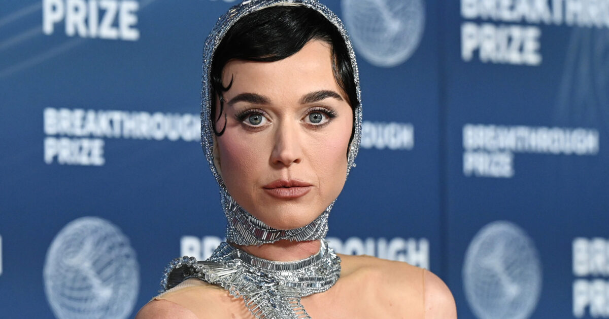 Katy - Katy Perry fait des blagues sur les rumeurs de romance avec Justin Trudeau lors d'un concert : « Vous avez entendu que j'étais célibataire ? »