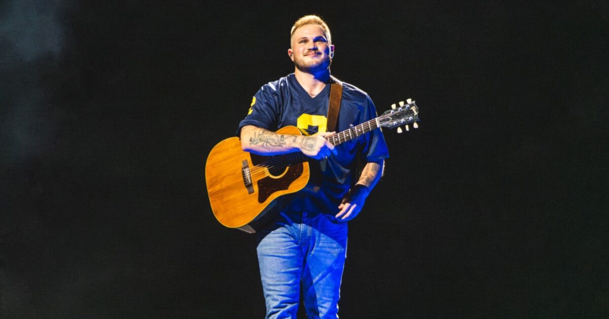 Pink - Zach Bryan Conseillé de Rester sur "Pink Skies" par un Officiel de la Sécurité Intérieure Après des Paroles Anti-ICE