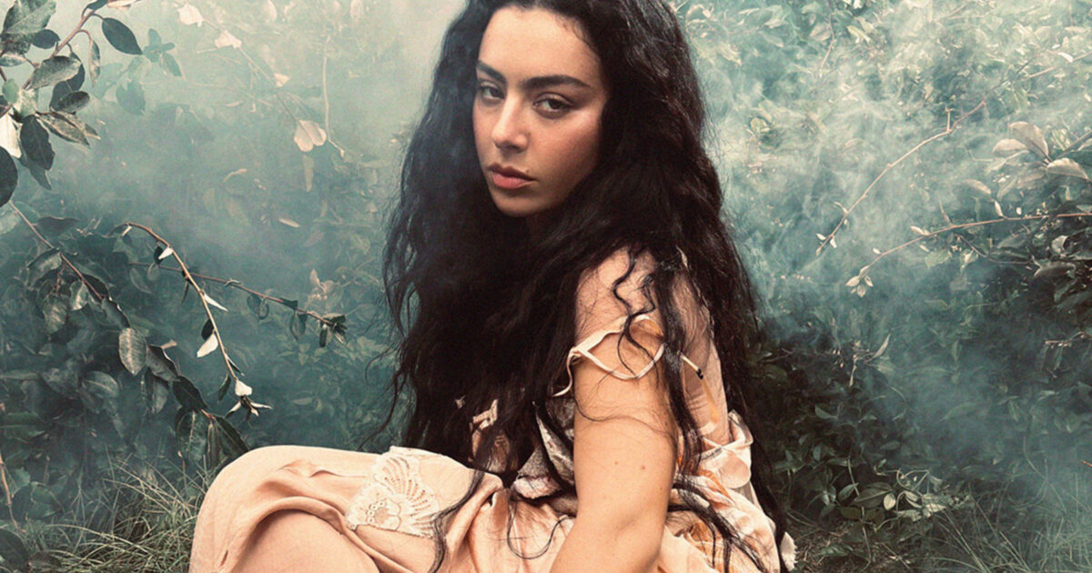 style - Charli XCX adopte un style gothique dans le clip de ‘house’ pour l'adaptation de ‘Les Hauts de Hurlevent’ d'Emerald Fennell