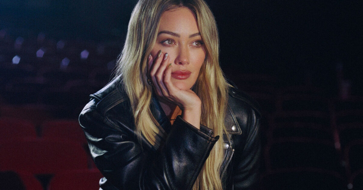 single - Hilary Duff a une conversation « mature » avec son moi du passé dans son single de retour : Écoutez-le maintenant