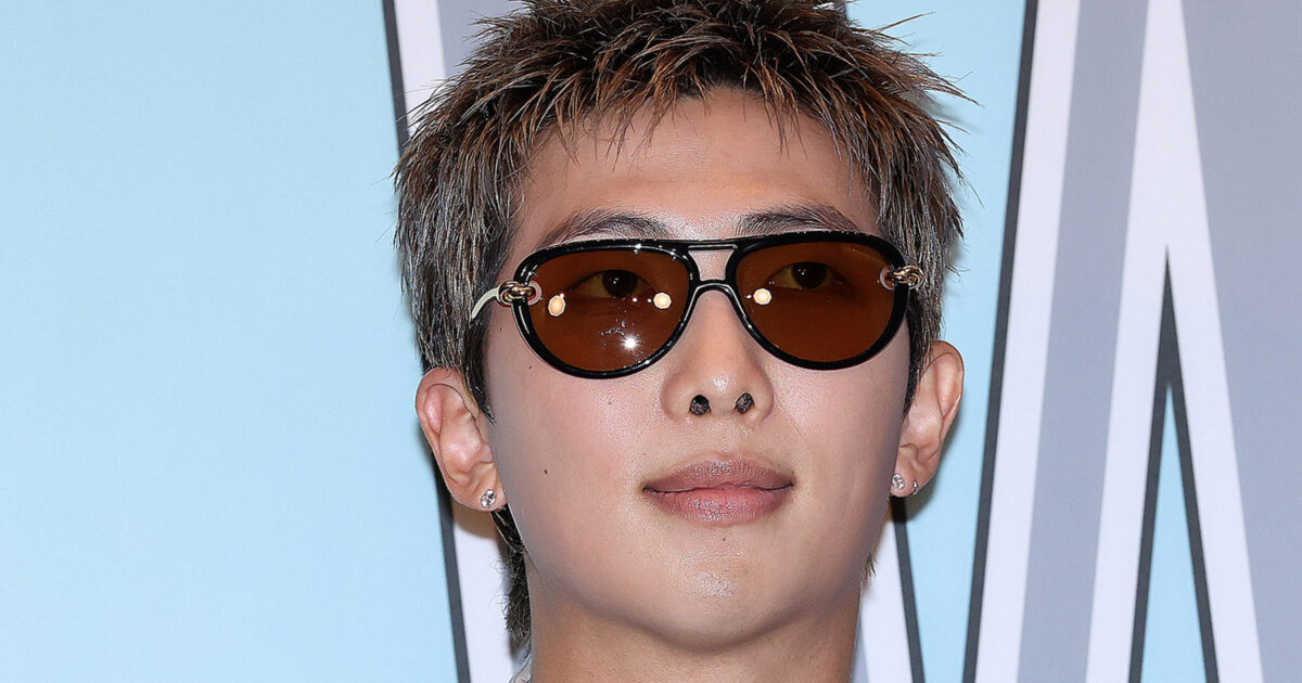 musique - Rm évoque l'arrivée imminente de la nouvelle musique de BTS, affirmant que tout se déroule « vraiment bien » et que l'ARMY a de nombreuses raisons de « se réjouir ».