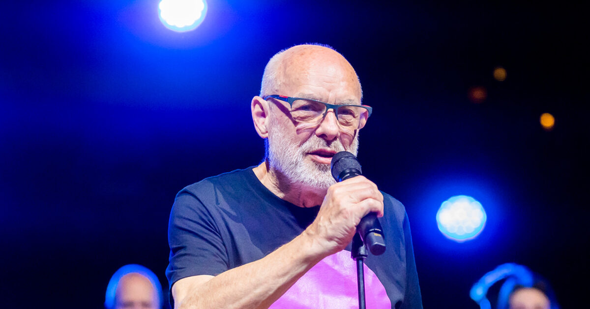 single - Brian Eno, Celeste et d'autres lancent une offensive pour le Noël numéro 1 au Royaume-Uni avec un single au profit d'une œuvre caritative palestinienne