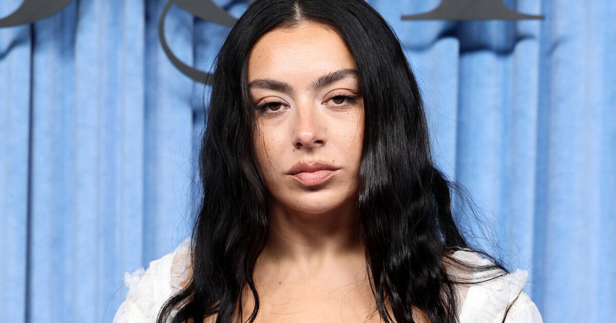 chanson - Charli XCX révèle comment Velvet Underground a inspiré sa chanson « élégante et brutale » pour « Wuthering Heights »