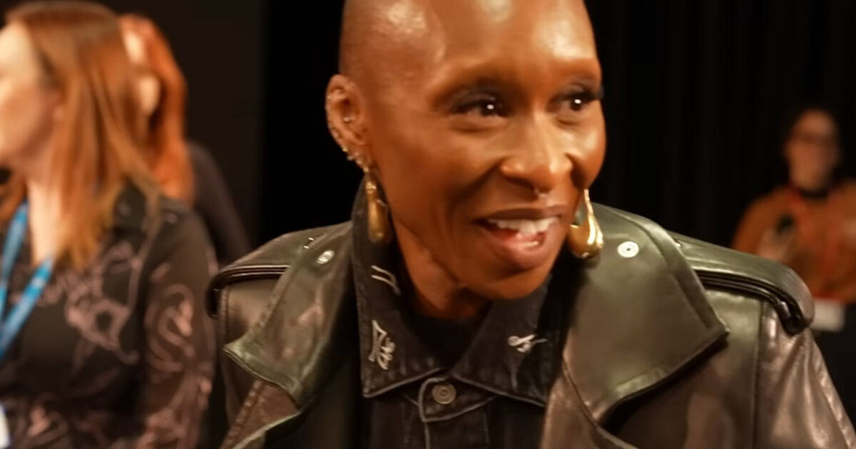 Cynthia - Cynthia Erivo ému aux larmes par des enfants de son ancienne école chantant « for Good » lors d'une visite surprise