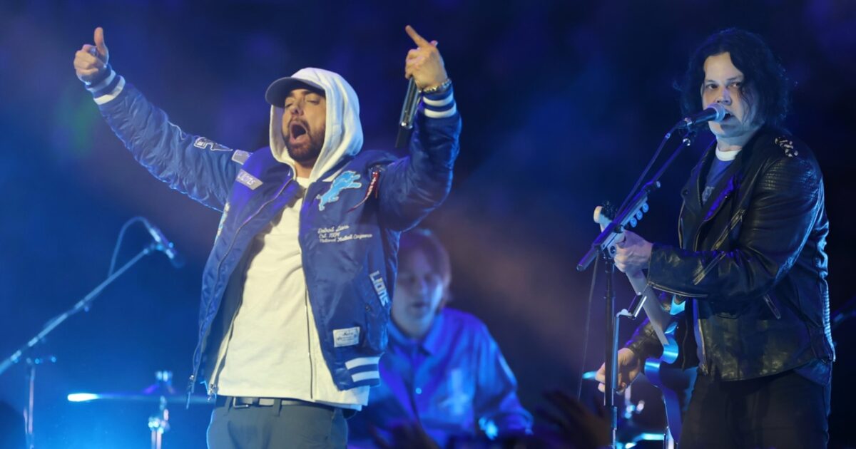 Eminem - Eminem et Jack White partagent la scène pour la première fois lors du spectacle de mi-temps épique de Thanksgiving à Detroit