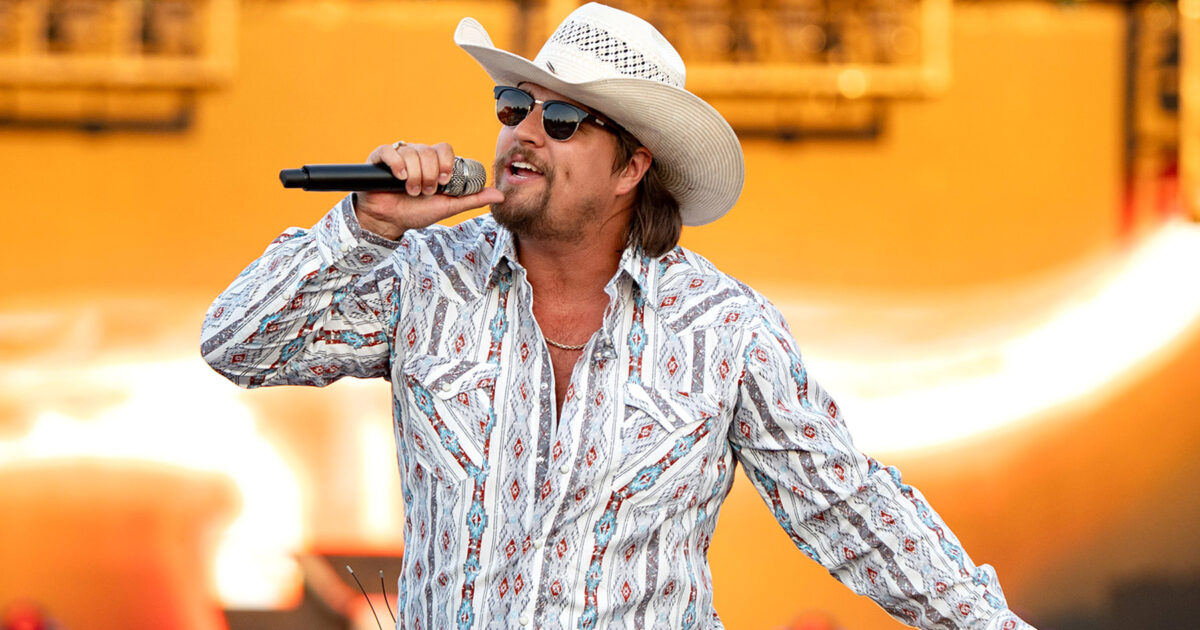 Gavin - Gavin Adcock dévoile une vilaine ecchymose après être tombé de scène torse nu : « ça arrive »